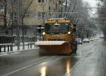 60 машини чистят снега в София, транспортът се движи по график
