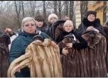 Кожено палто - московски подарък за вдовиците от Донецк