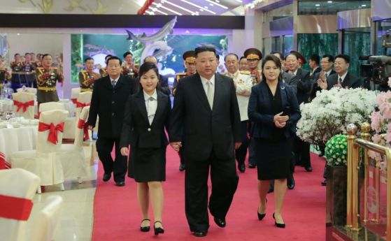 Ким Чен-ун с дъщеря си и съпругата си 