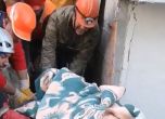 Българските спасители вадят живи хора изпод руините в Турция (видео)
