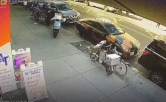 Видео от охранителна камера показва как шофьорът минава през тротоар, бягайки от полицията, и блъска човек