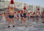 В подкрепа на войната: Стотици руснаци в Амурска област се поляха с ледена вода на площада