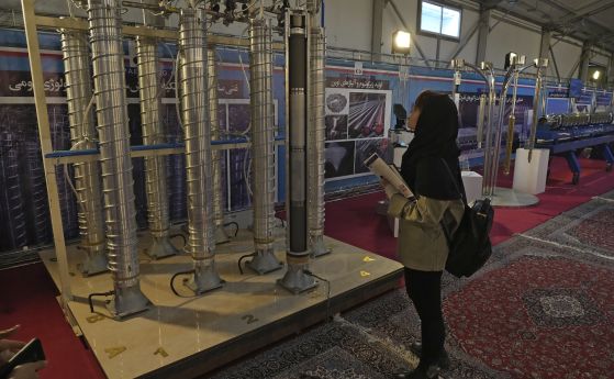 Студентка разглежда ирански центрофуги, построени в страната, на изложба на ядрените постижения на страната, Техеран, Иран, 8 февруари 2023 г.
