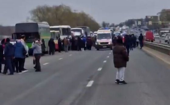 Полицията спря десетки автобуси по магистралите под предлог, че са технически неизправни.