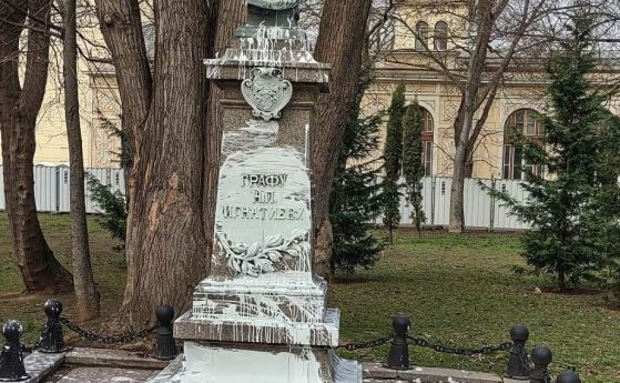 Поруганият паметник на Граф Игнатиев