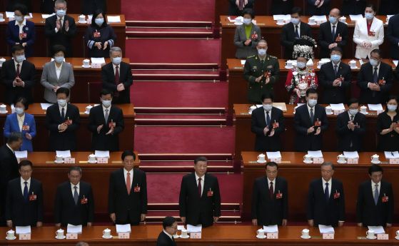 Китайският президент Си Дзинпин (в средата) и други лидери по време на откриващата сесия на Общокитайското събрание на народните представители в Голямата зала на народа в Пекин, неделя, 5 март 2023 г.
