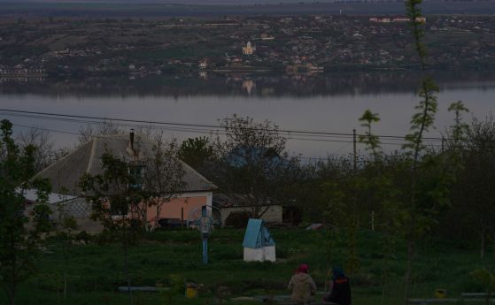 Две жени седят на пейка и гледат към Моловата Ноуа и река Днестър на 2 май 2022 г. в Маркауци, Молдова. Кочери и Моловата Ноуа са контролирани от Молдова територии с предимно румънско население, разположени на левия бряг на река Днестър.