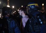 Зрелищни протести във Франция: 310 арестувани, горят чучела на Макрон, нападат полицаи (галерия)