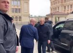 Путин пристигна в Крим, кара сам джипката из Севастопол, губернаторът го снима