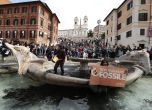 Климатични активисти изляха течен въглен във фонтана Баркача в Рим