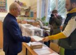 Доган гласува с хартиена бюлетина (видео)
