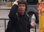 Сигнал: Жена напада случайни минувачи с шило и камъни в София