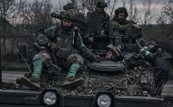 Украински войници се возят на БТР на фронтовата линия в Бахмут, Донецка област, Украйна, събота, 8 април 2023 г. 