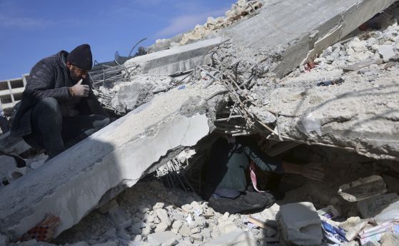 Хора се опитват да изнесат мебелите и домакинските си уреди от срутена сграда след опустошително земетресение в град Джиндерис, провинция Алепо, Сирия, вторник, 14 февруари 2023 г. 
