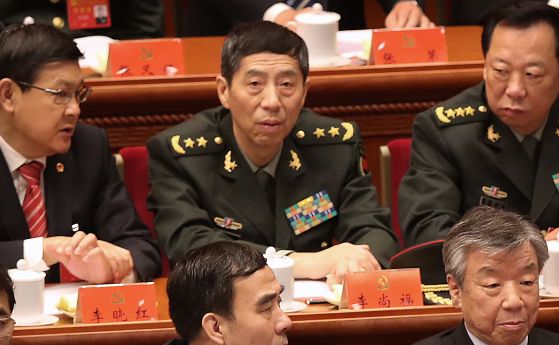 Ли Шанфу, в средата, директор на отдела за развитие на оборудването към Централната военна комисия на Китай