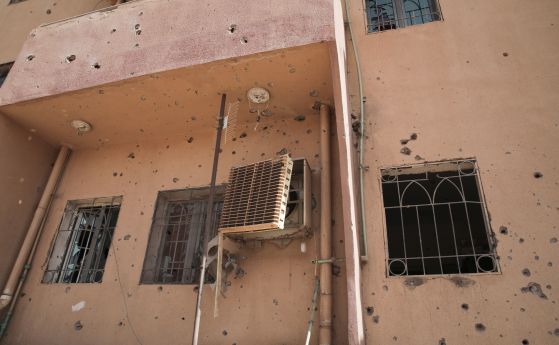 Надупчена от куршуми жилищна сграда в Хартум, Судан.