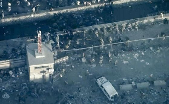 Този видеокадър, публикуван от Министерството на отбраната, показва американски морски пехотинци около Abbey Gate извън международното летище Хамид Карзай на 26 август 2021 г. в Кабул, Афганистан, след като атентатор самоубиец детонира експлозия. Талибани