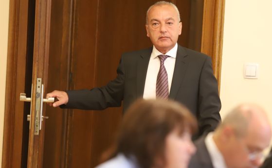 Служебният министър-председател Гълъб Донев влиза в залата за заседание на Министерския съвет. Пред него е министърът на финансите Росица Велкова.