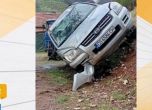 Жена се обърна с автомобила си в опит да избегне дупка в Своге