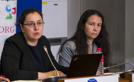 Лазарина Бонева (вляво) и Свилена Гражданска представят резултатите от мониторинга.