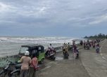 Бангладеш и Мианмар в очакване на мощен циклон, хиляди хора бягат