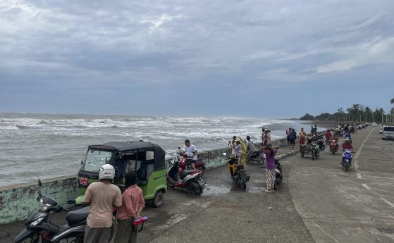 Хора, евакуиращи се заради циклона Мока