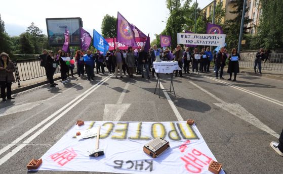 Журналистите от БНР блокираха кръстовището на булевардите Драган Цанков и Евлоги и Христо Георгиеви.