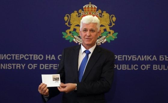 Министърът на отбраната Димитър Стоянов
