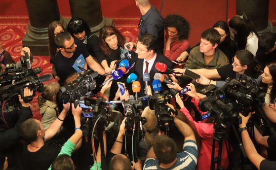 Крум Зарков в кулоарите на парламента
