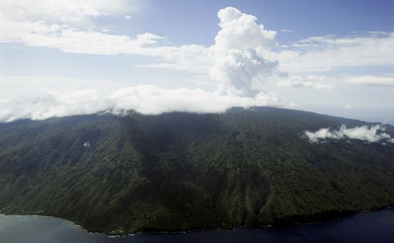 От езерото Вуи в кратера на вулкана Манаро на остров Амбае, част от островната верига Вануату, излиза пара, 8 декември 2005 г. Земетресение с магнитуд 7,7 по Рихтер в петък, 19 май 2023 г., в Тихия океан създаде малки вълни цунами във Вануату.