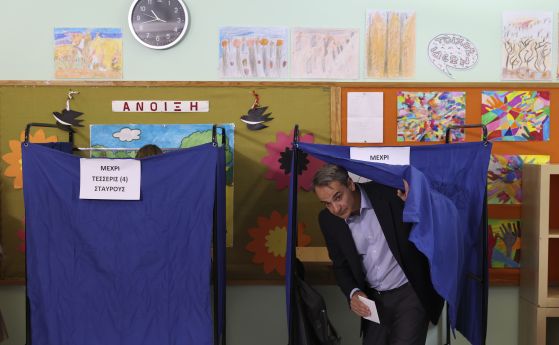 Министър-председателят на Гърция и лидер на Нова демокрация Кириакос Мицотакис гласува на парламентарните избори в страната.