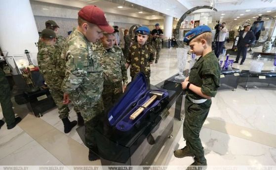 Празник в Минск: Показват на децата в двореца на Лукашенко чука за убийства на Пригожин