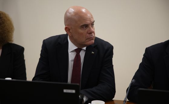 Гешев изпълни заканата си и внесе в КС механизма за разследване на обвинител №1 и избора на ВСС (Мотиви)