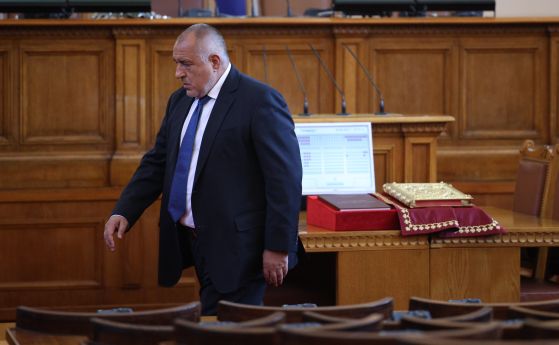 Бойко Борисов подминава Конституцията, изложена в пленарната зала
