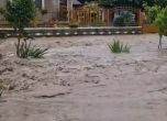 Бедствие в Етрополе: наводнени са къщи и улици, отнесени са мостове (видео)