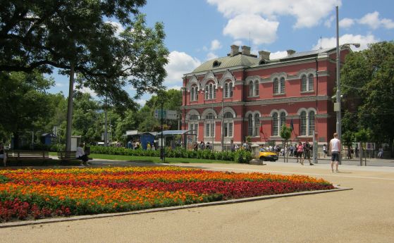 Сградата на Националната художествена академия в София.