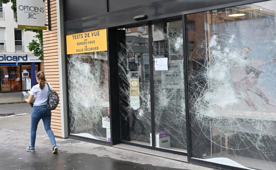 Счупените от протестиращи витрини на магазин във Франция