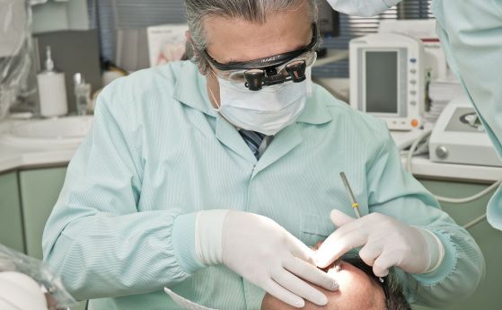 стоматолог