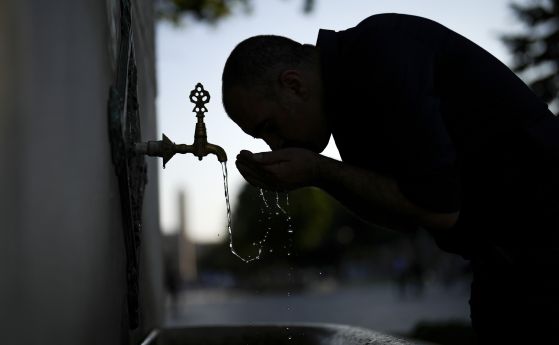 Мъж се разхлажда със студена вода в жегата в Турция.