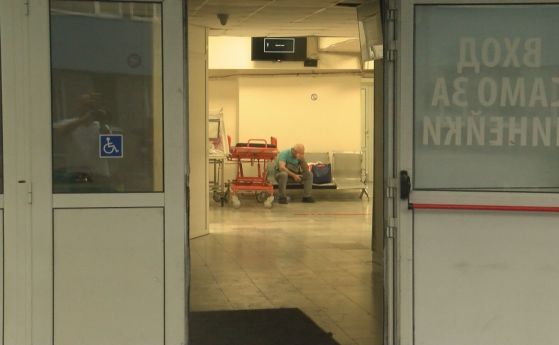 Входът на болницата в Бургас, където е настанено детето.