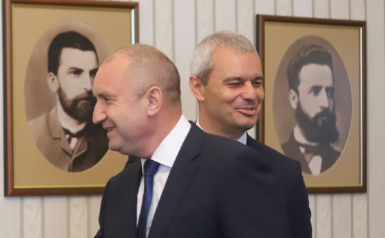 Президентът Румен Радев. Зад гърба му се усмихва Костадин Костадинов
