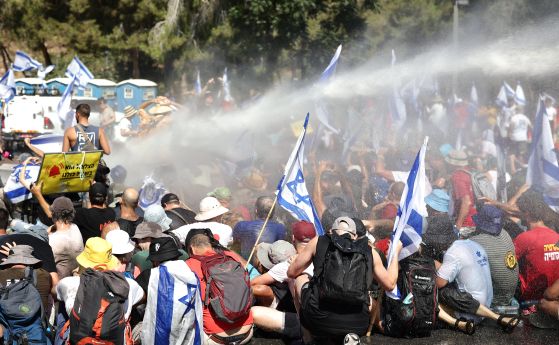 Правителството използва водно оръжие срещу протестиращите 