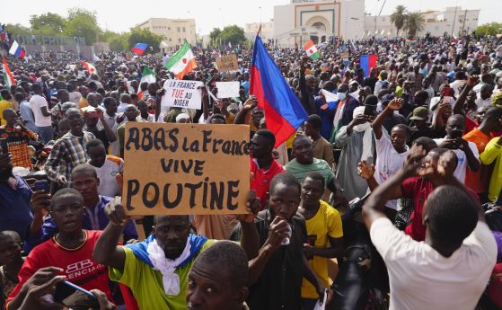 Нигерийци участват в шествие, свикано от поддръжници на лидера на превратаджиите генерал Абдурахман Тчиани в Ниамей, Нигер, неделя, 30 юли 2023 г. Дни след като разбунтували се войници свалиха от власт демократично избрания президент на Нигер, несигурност