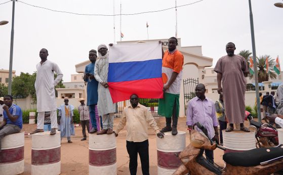 Поддръжници на извършилите преврат в Нигер военни държат руско знаме по време на демонстрация в Ниамей, Нигер, четвъртък, 27 юли 2023 г.