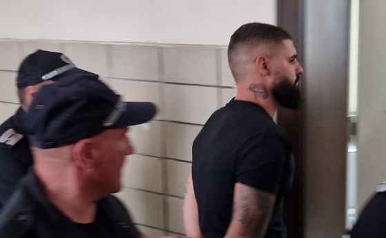 Полицаи водят Георги Николаев към съдебната зала за гледане на мярката му за неотклонение.