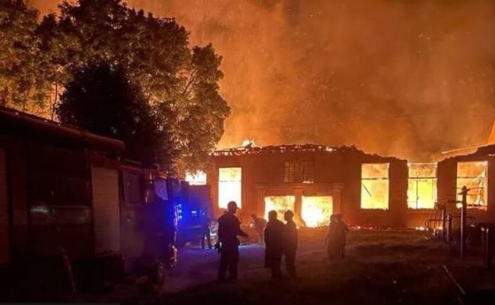 Президентът на Украйна публикува тази снимка на горящия център.