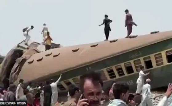 Дерайлиралият влак в Пакистан