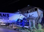 Турски камион се заби в сграда в с. Осен, още не могат да го извадят (обновена)