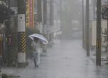 Тайфунът Лан връхлетя Япония, спря влакове и самолети, стотици хиляди са евакуирани
