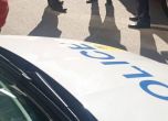 Полицията спря бус с 28 мигранти в Бургас, 2 бременни жени са откарани в болница